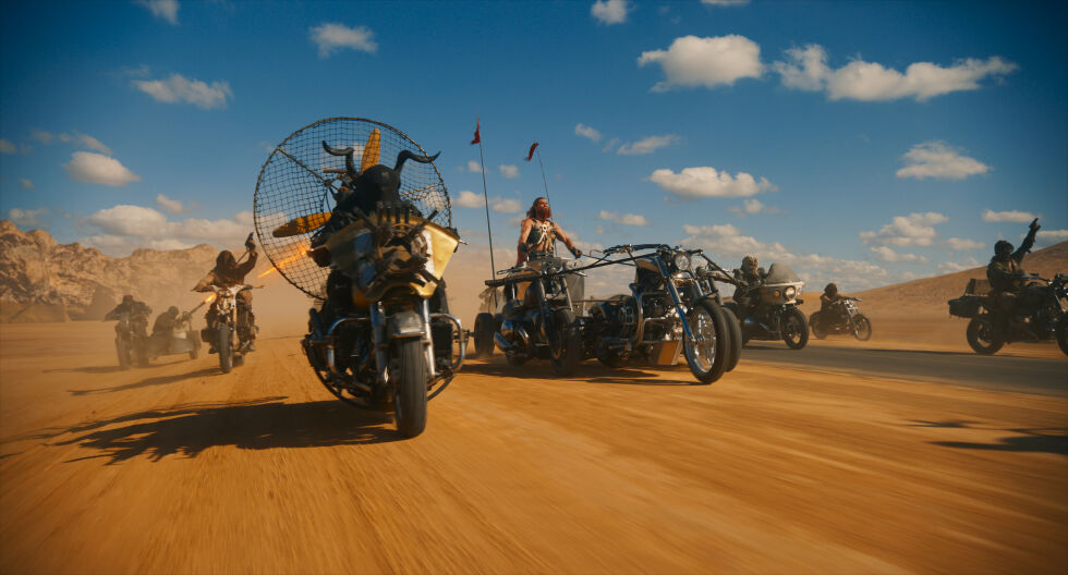 "Furiosa: A Mad Max Saga": Store maskiner og heftige kjøretøy!
 Foto: © 2023 Warner Bros. Entertainment Inc. All Rights Reserved.