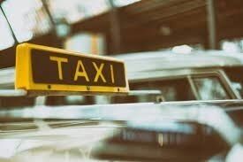 Taxiselskap får kritikk for å komme for sent