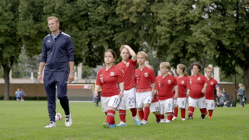 Laget ledes og trenes av tidligere landslagsspiller og utenlandsproff Ole Martin Årst.
 Foto: Teddy TV/NRK